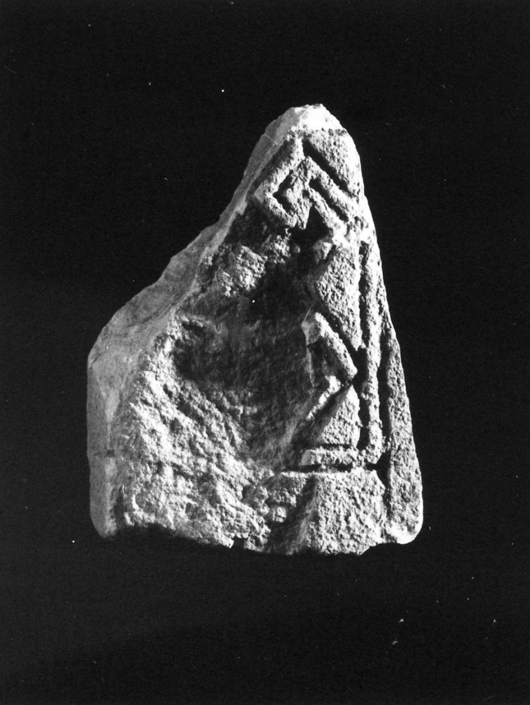 stele/ frammento - produzione daunia (sec. VI a.C)