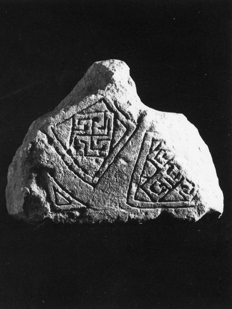 stele/ frammento - produzione daunia (sec. VI a.C)