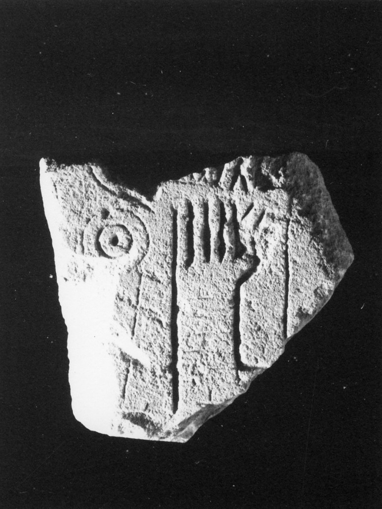 stele/ frammento - produzione daunia (secc. VII - VI a.C)