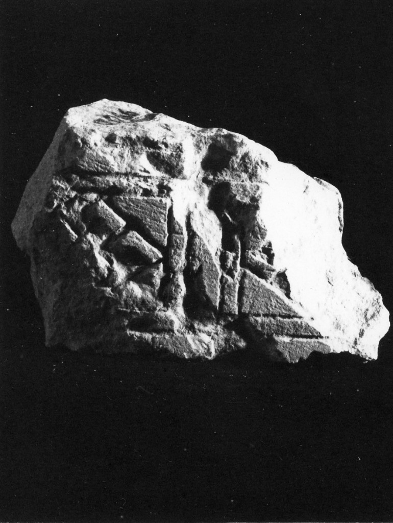 stele/ frammento - produzione daunia (sec. VI a.C)