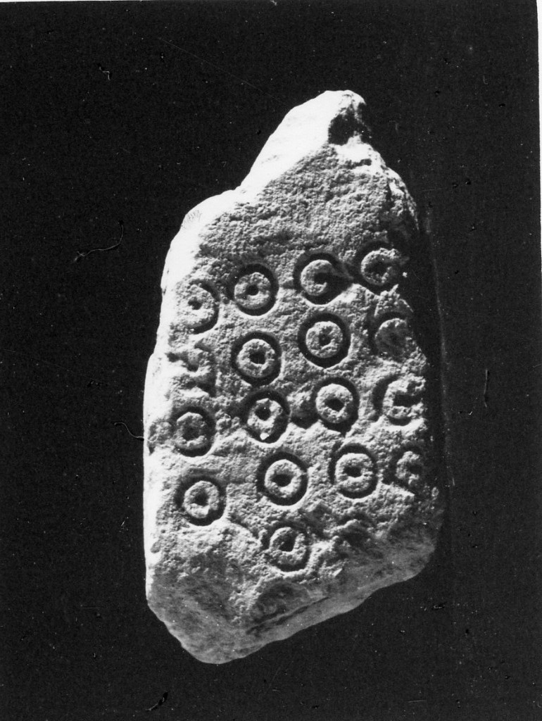 stele/ frammento - produzione daunia (secc. VII - VI a.C)