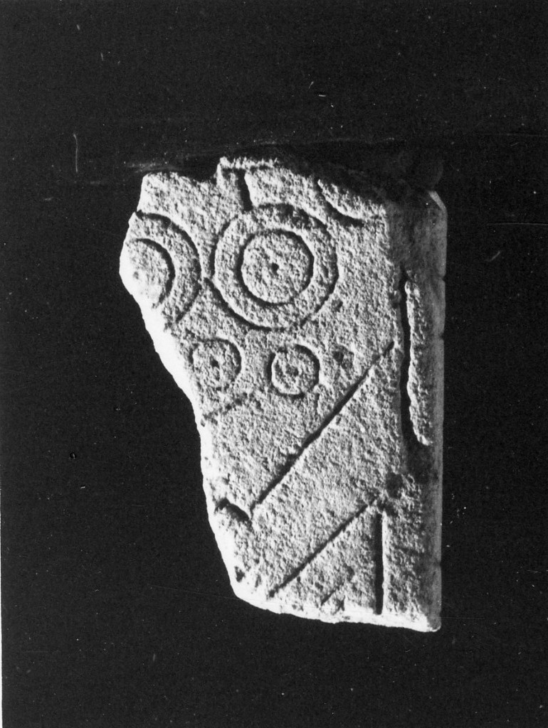 stele/ frammento - produzione daunia (secc. VII - VI a.C)
