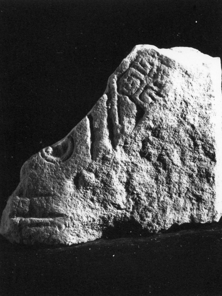 stele/ frammento - produzione daunia (sec. VI a.C)