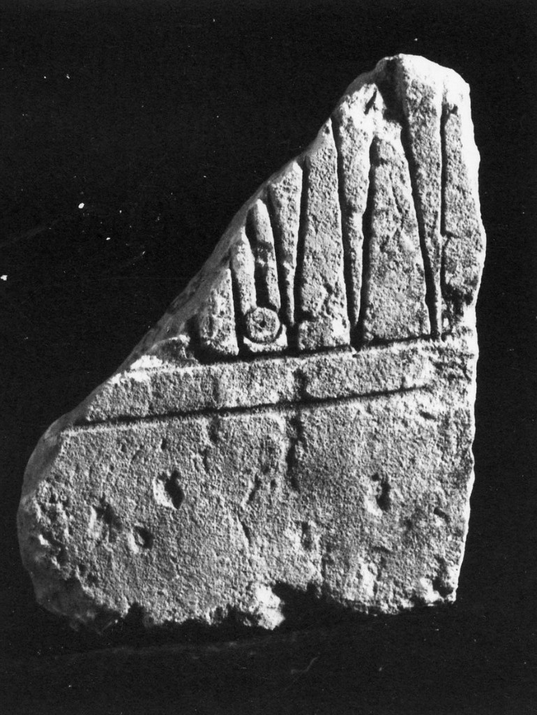 stele/ frammento - produzione daunia (sec. VI a.C)