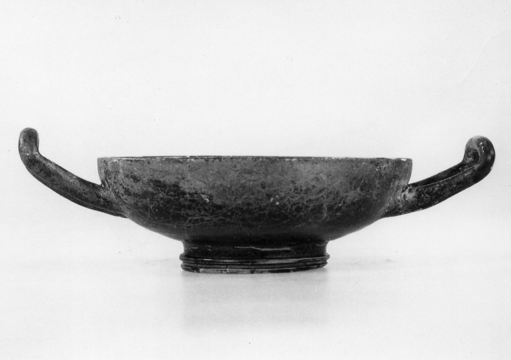 kylix - fabbrica apula (terzo quarto sec. IV a.C)