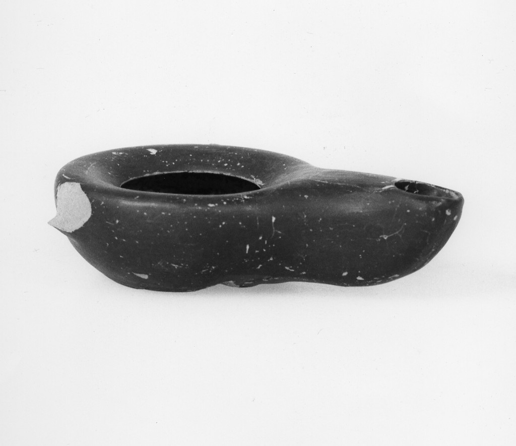 lucerna - fabbrica apula (terzo quarto sec. IV a.C)