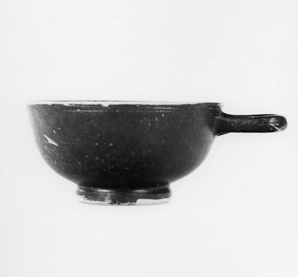 kylix - fabbrica apula (terzo quarto sec. IV a.C)