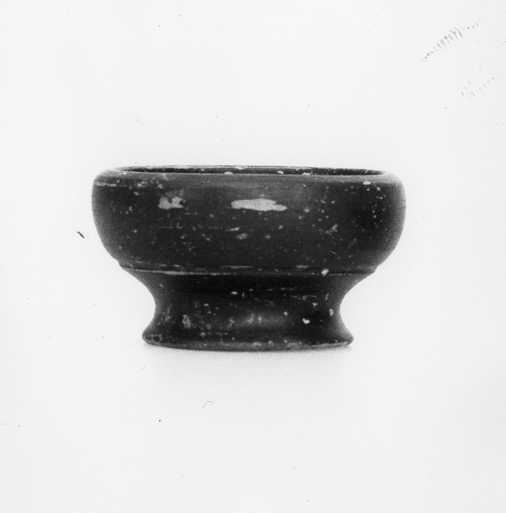 kylix - fabbrica apula (terzo quarto sec. IV a.C)