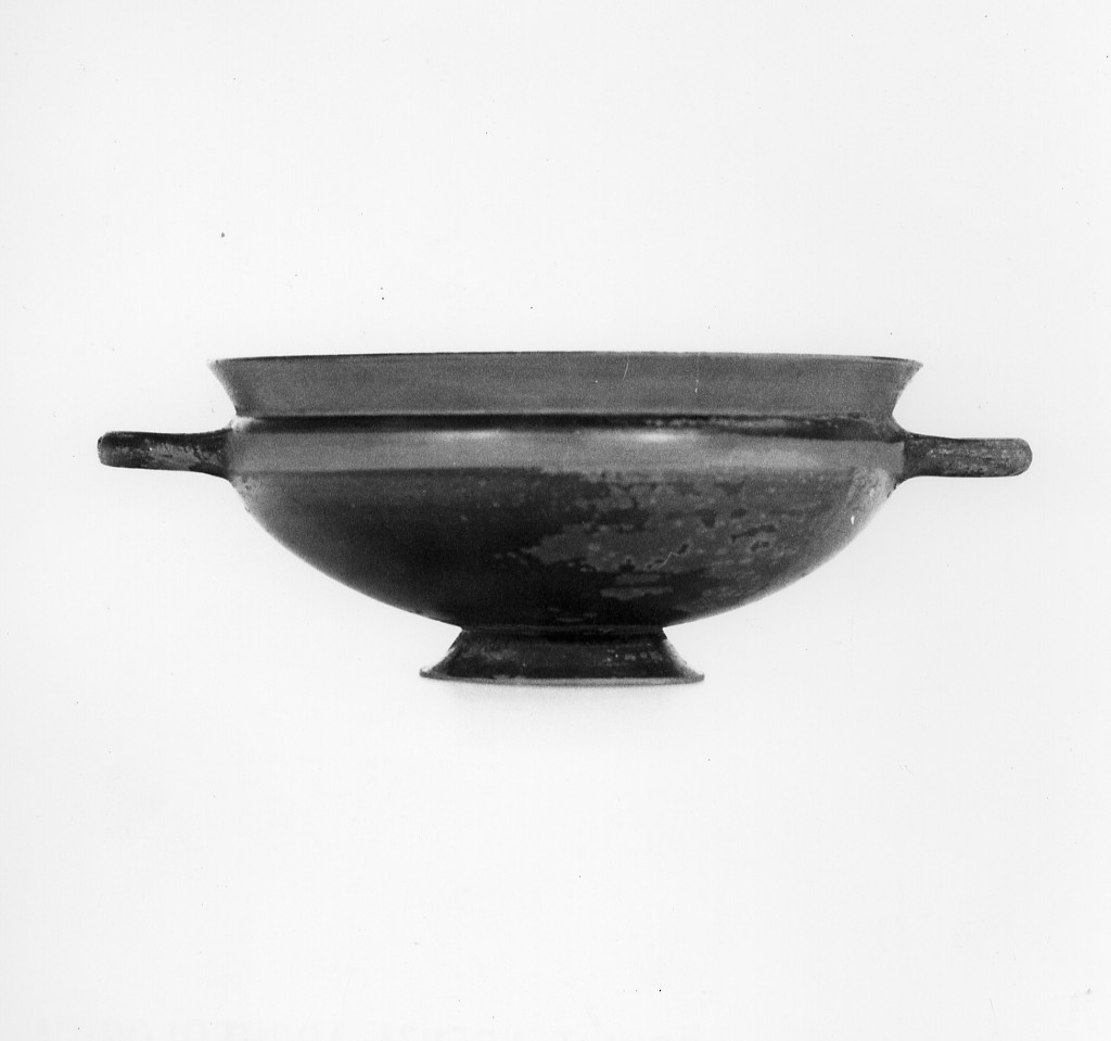 kylix - produzione locale imitazione del tipo B2 (metà sec. VI a.C)