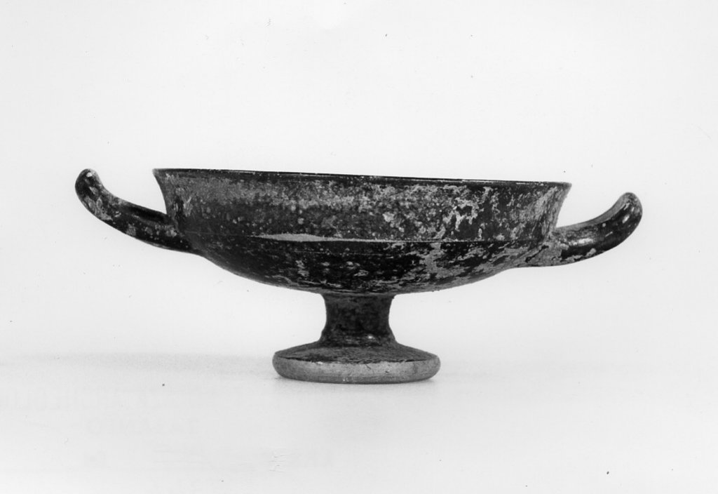 kylix, imitazione tazza attica Gruppo C, Bloesch - produzione locale (ultimo quarto sec. VI a.C)