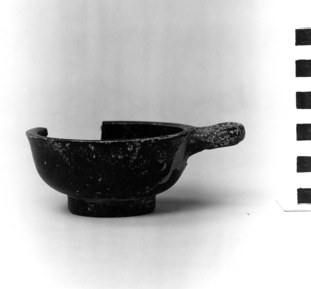 coppa monoansata - fabbrica apula (metà/ inizio secc. IV - III a.C)