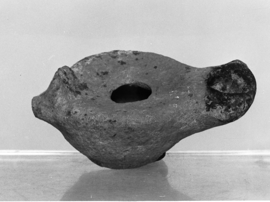 lucerna - fabbrica apula (metà/ metà secc. IV a.C.-III a.C)