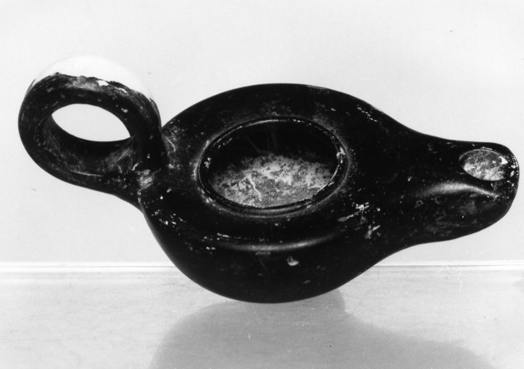 lucerna - fabbrica apula (seconda metà sec. IV a.C)