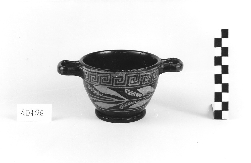 skyphos - produzione apula (secondo quarto sec. IV a.C)