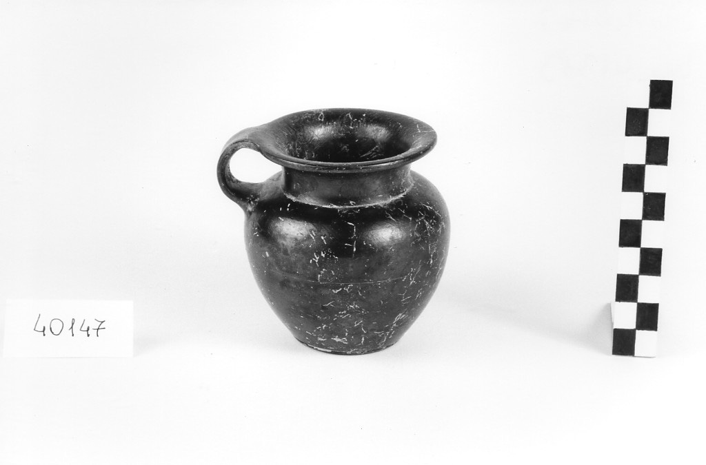 oinochoe a bocca rotinda - produzione apula (sec. IV a.C)
