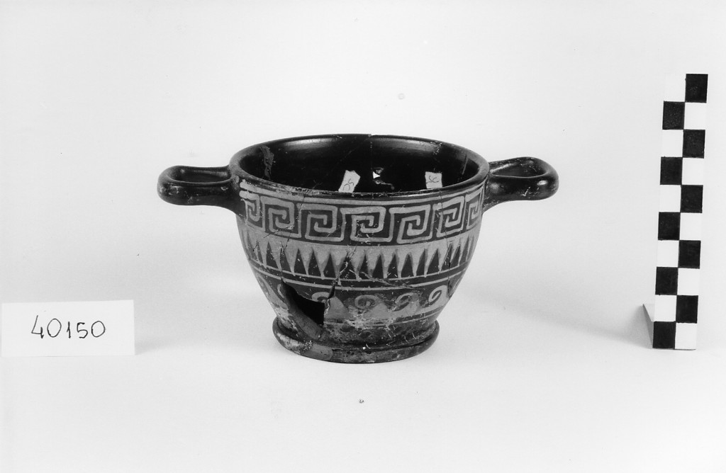 skyphos - produzione apula (secondo quarto sec. IV a.C)