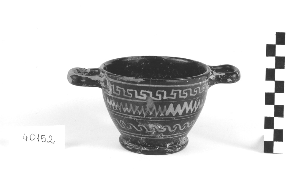 skyphos - produzione apula (secondo quarto sec. IV a.C)