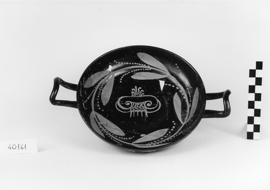kylix - produzione apula (secondo quarto sec. IV a.C)
