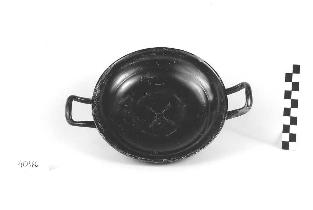 kylix - produzione apula (prima metà sec. IV a.C)