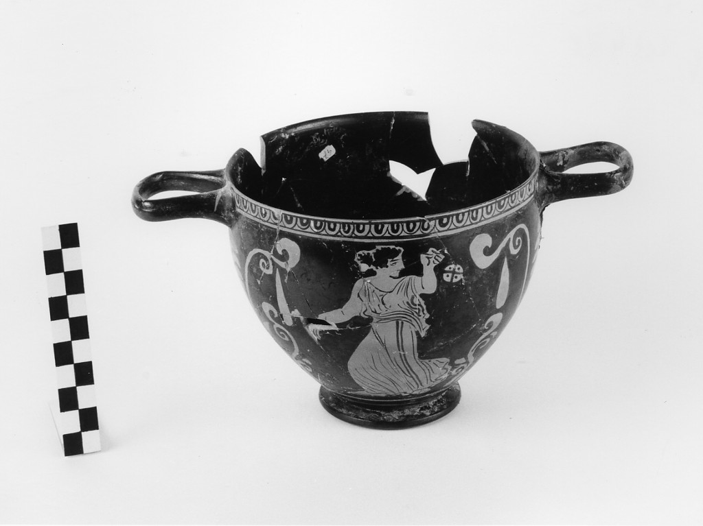 skyphos - produzione apula (secondo quarto sec. IV a.C)