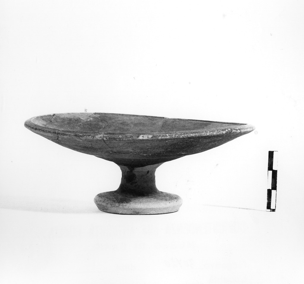 piatto - fabbrica apula (fine sec. VI a.C)