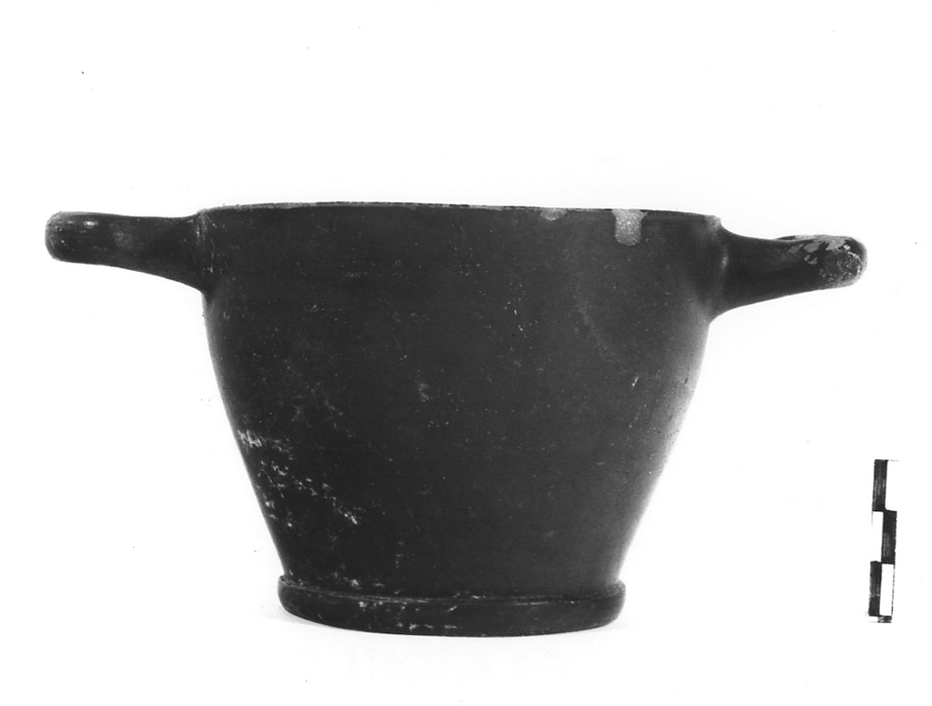 skyphos - fabbrica apula (metà sec. V a.C)