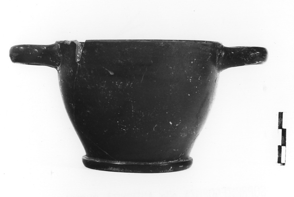 skyphos - fabbrica apula (metà sec. V a.C)