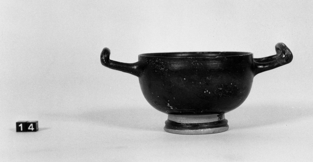 skyphos - produzione apula (secc. V/ IV a.C)