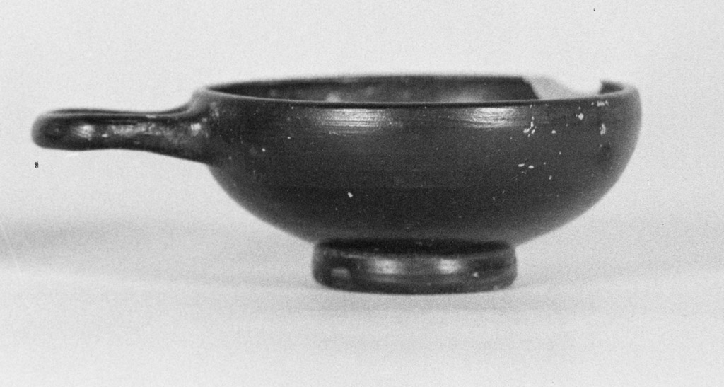 coppetta monoansata - produzione apula (sec. IV a.C)