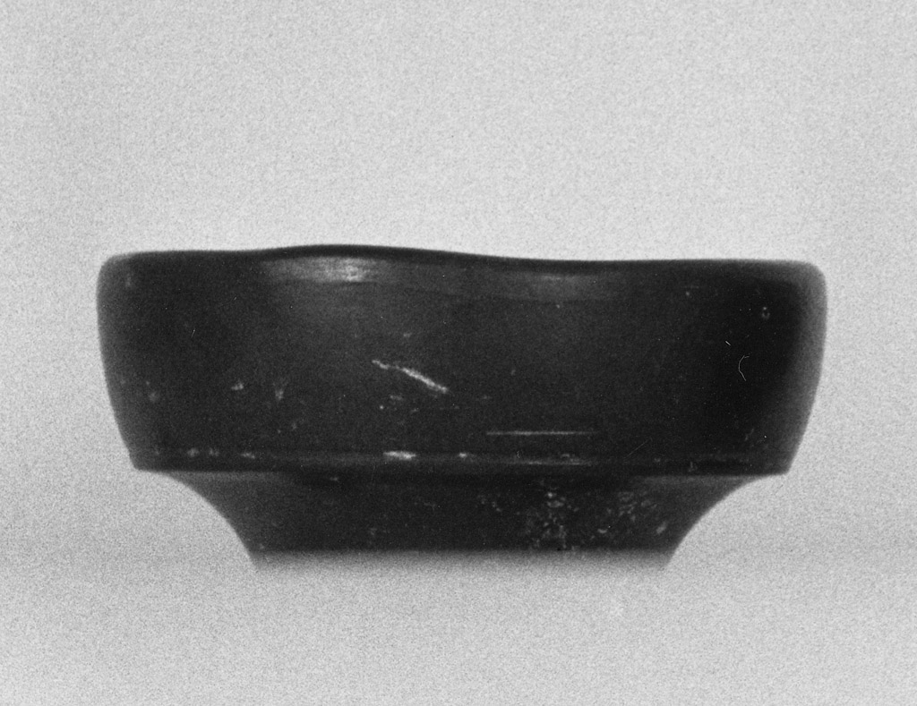 ciotola - produzione apula (secc. V/ IV a.C)