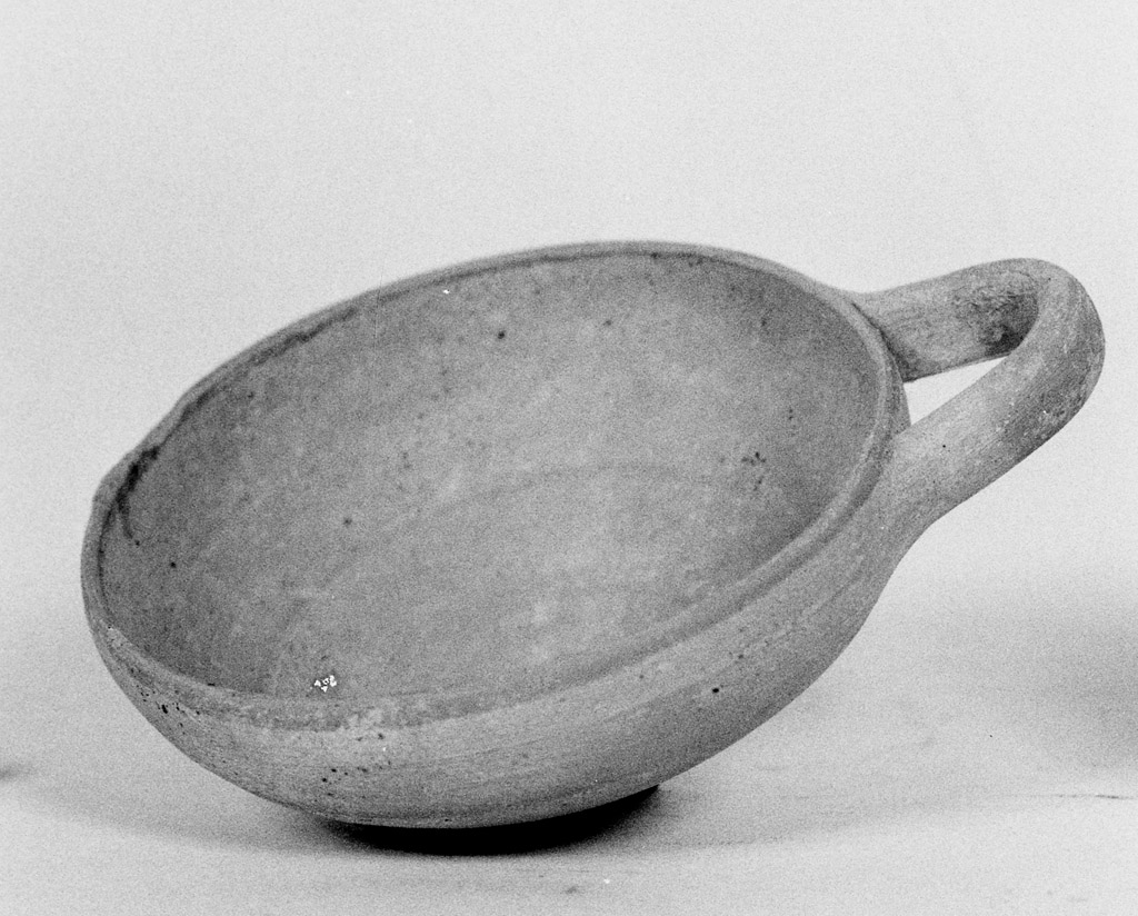 coppa monoansata - produzione apula (secc. IV/ III a.C)