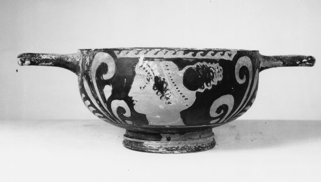 coppa skyphoide - produzione apula (sec. IV a.C)