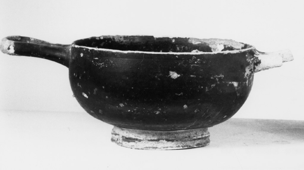 coppa skyphoide - produzione apula (seconda metà sec. IV a.C)