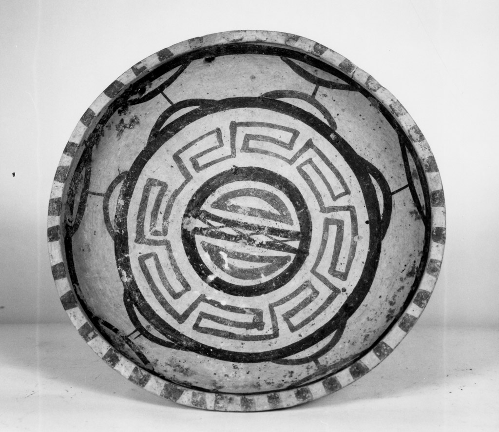 coppa su alto piede - produzione apula (seconda metà secc. V/ IV a.C)