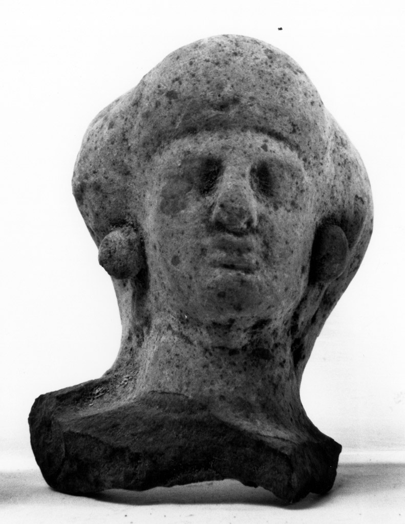 testa femminile (testa di statuetta votiva, coroplastica) - produzione apula (metà sec. V a.C)