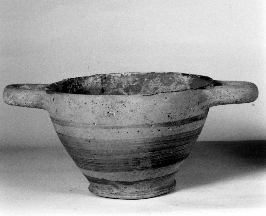 skyphos - produzione peuceta (secc. VI/ III a.C)