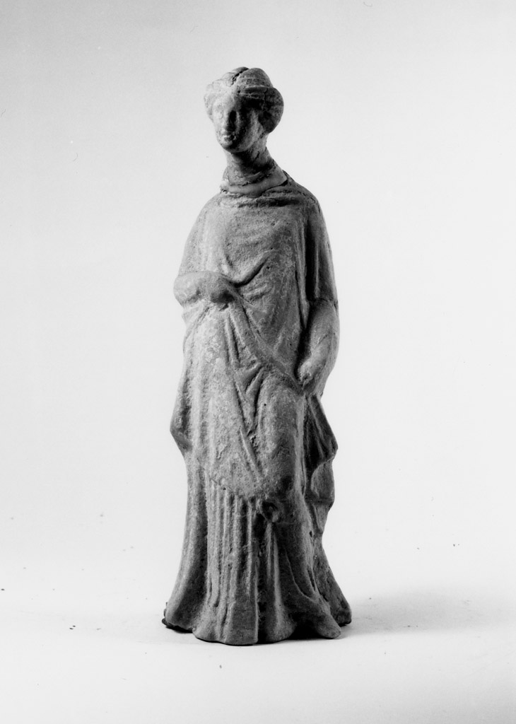 figura femminile stante (statuetta votiva, coroplastica) - produzione apula (secc. IV/ III a.C)