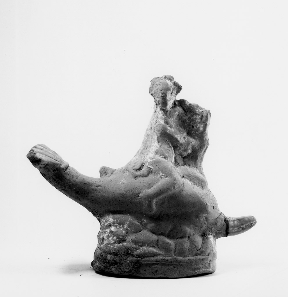 giovane su delfino (statuetta, coroplastica) - produzione apula (secc. IV/ III a.C)