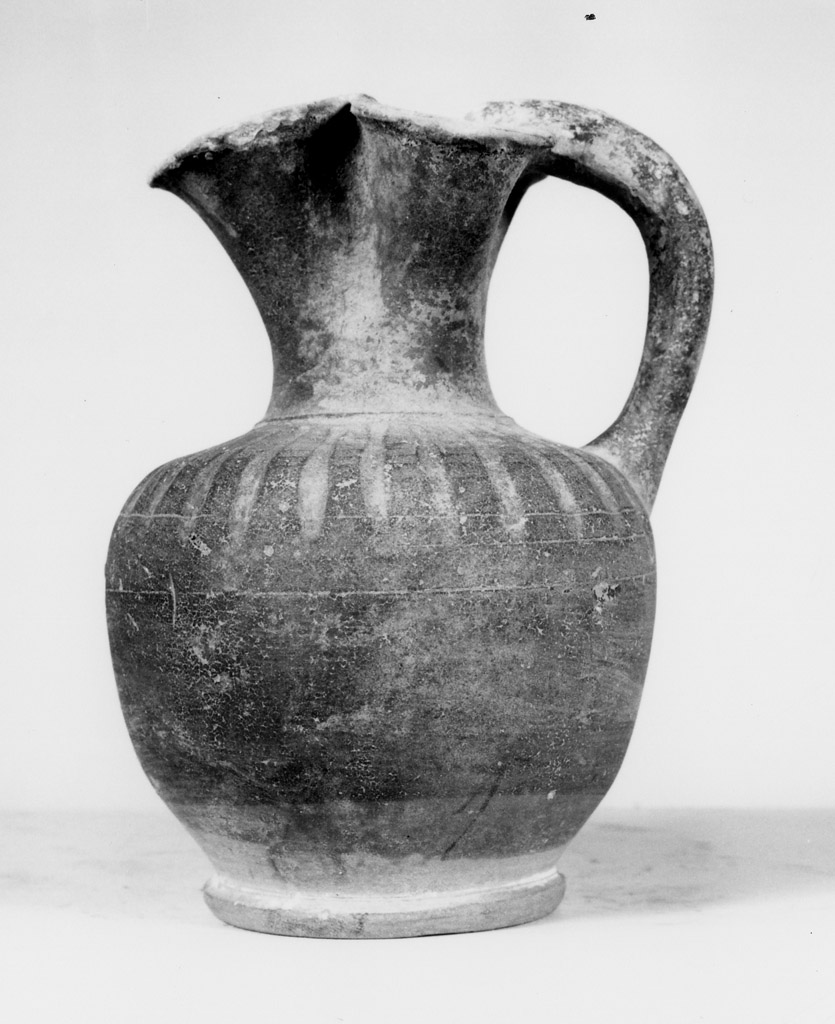 oinochoe a bocca trilobata - produzione apula (sec. IV a.C)