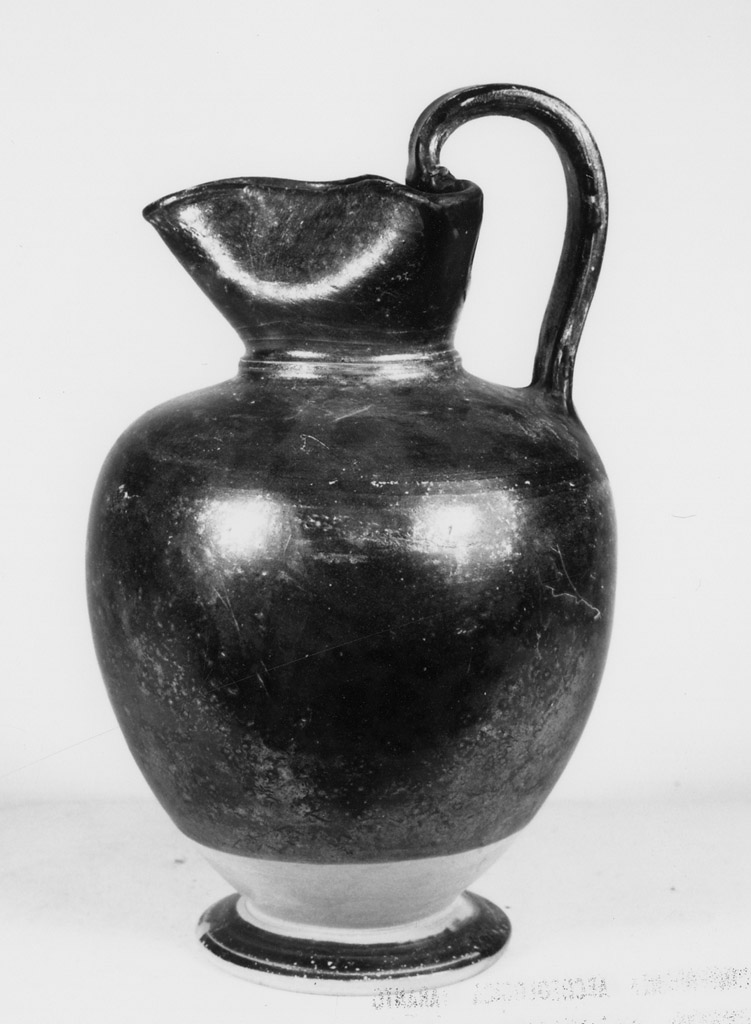 oinochoe a bocca trilobata - produzione apula (sec. IV a.C)