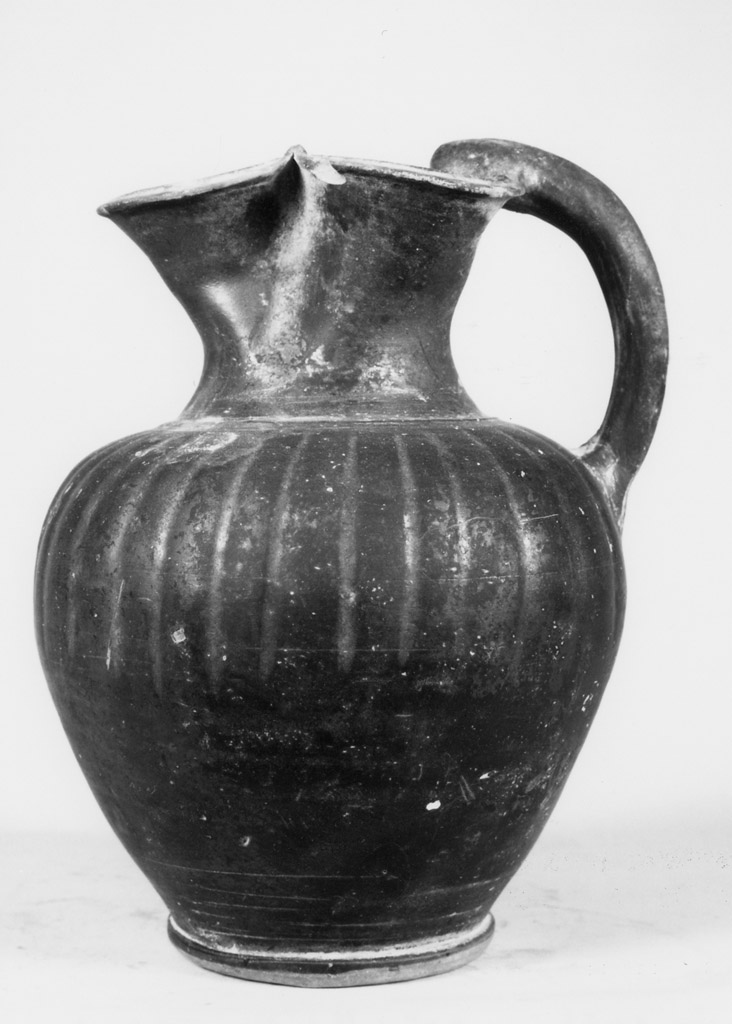 oinochoe a bocca trilobata - produzione apula (sec. IV a.C)