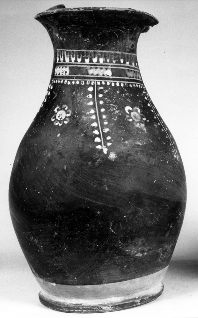 oinochoe a bocca trilobata - produzione apula (terzo quarto sec. IV a.C)