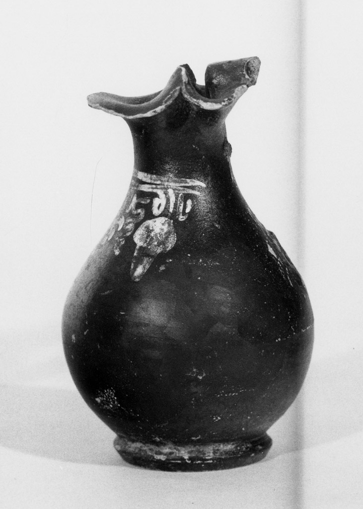 oinochoe a bocca trilobata - produzione apula (primo quarto sec. III a.C)