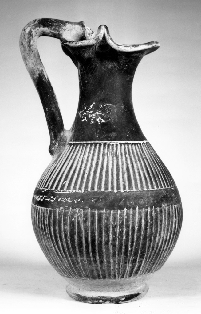 oinochoe a bocca trilobata - produzione apula (prima metà sec. III a.C)