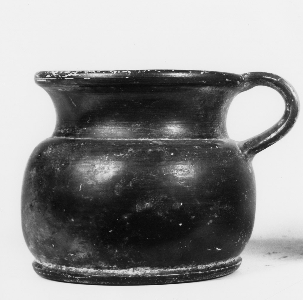 oinochoe a bocca rotonda - produzione apula (sec. IV a.C)