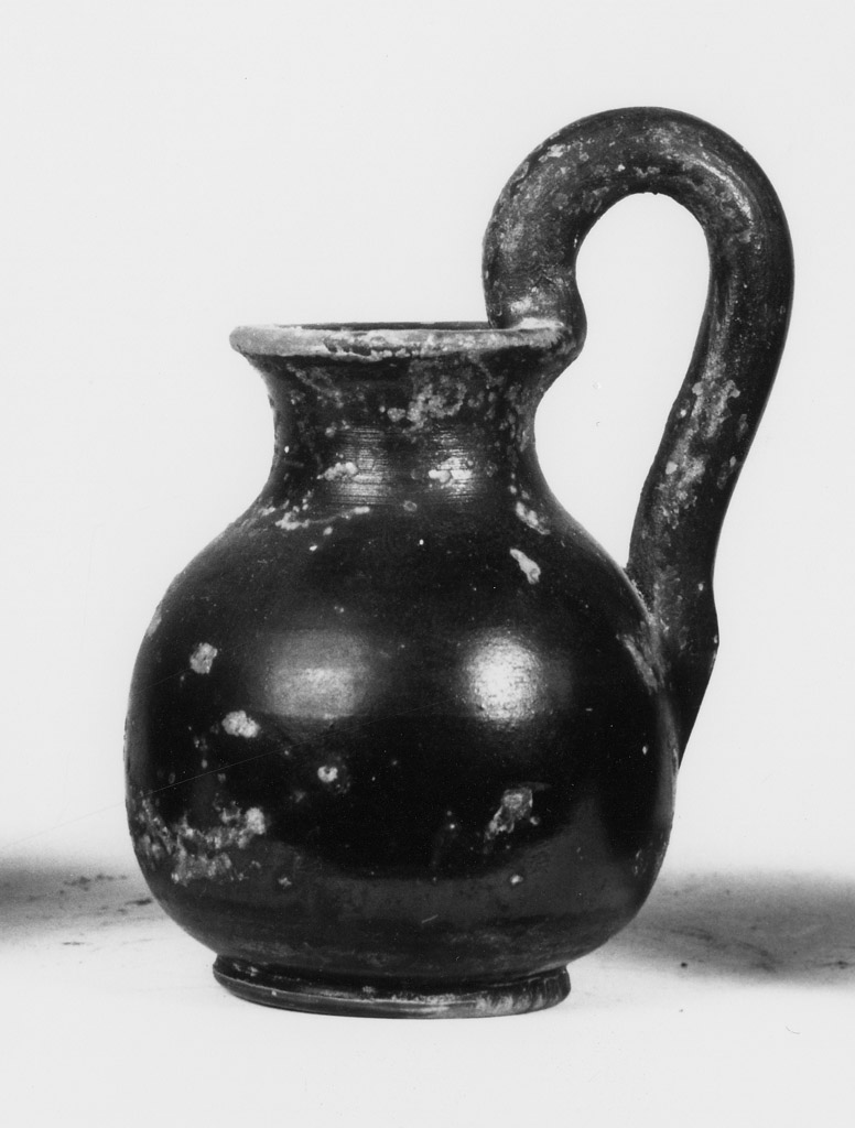 oinochoe a bocca rotonda - produzione apula (sec. IV a.C)