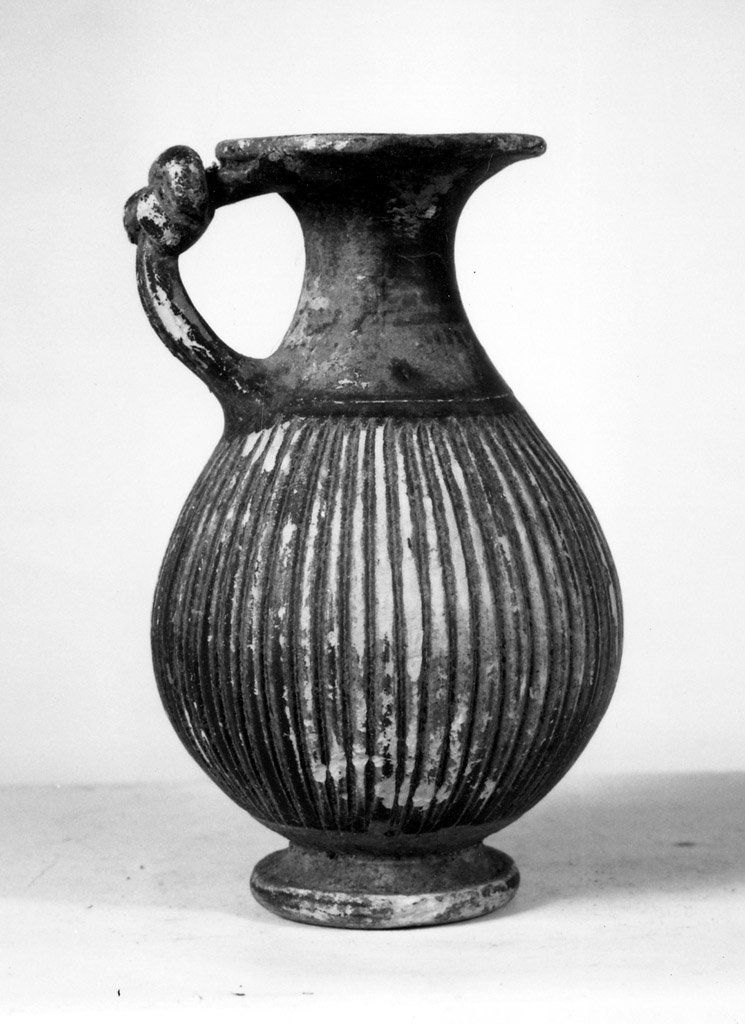 oinochoe a bocca rotonda - produzione apula (prima metà sec. III a.C)