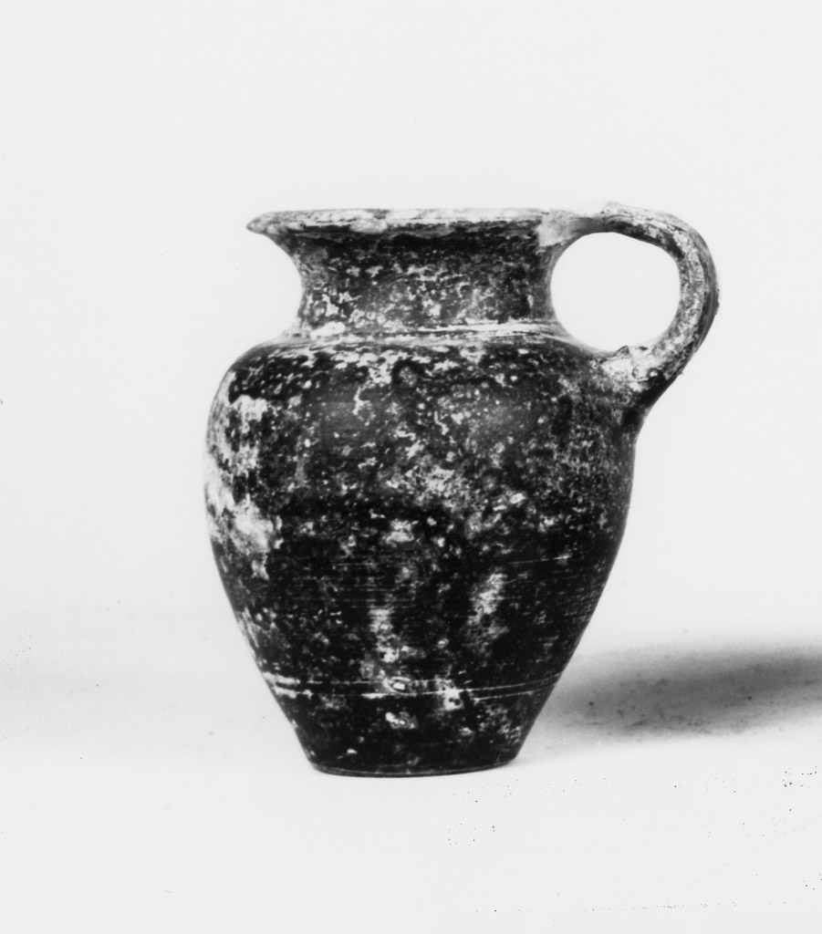 oinochoe a bocca rotonda - produzione apula (sec. IV a.C)