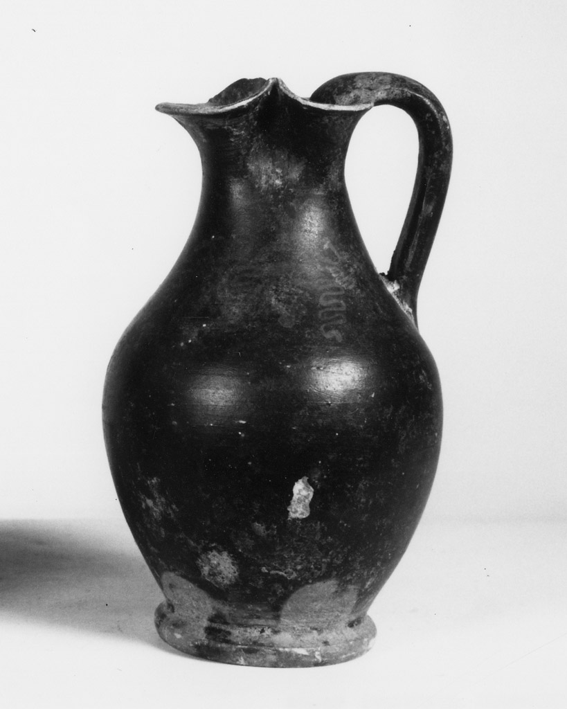 oinochoe a bocca trilobata - produzione apula (fine/ inizio secc. IV/ III a.C)