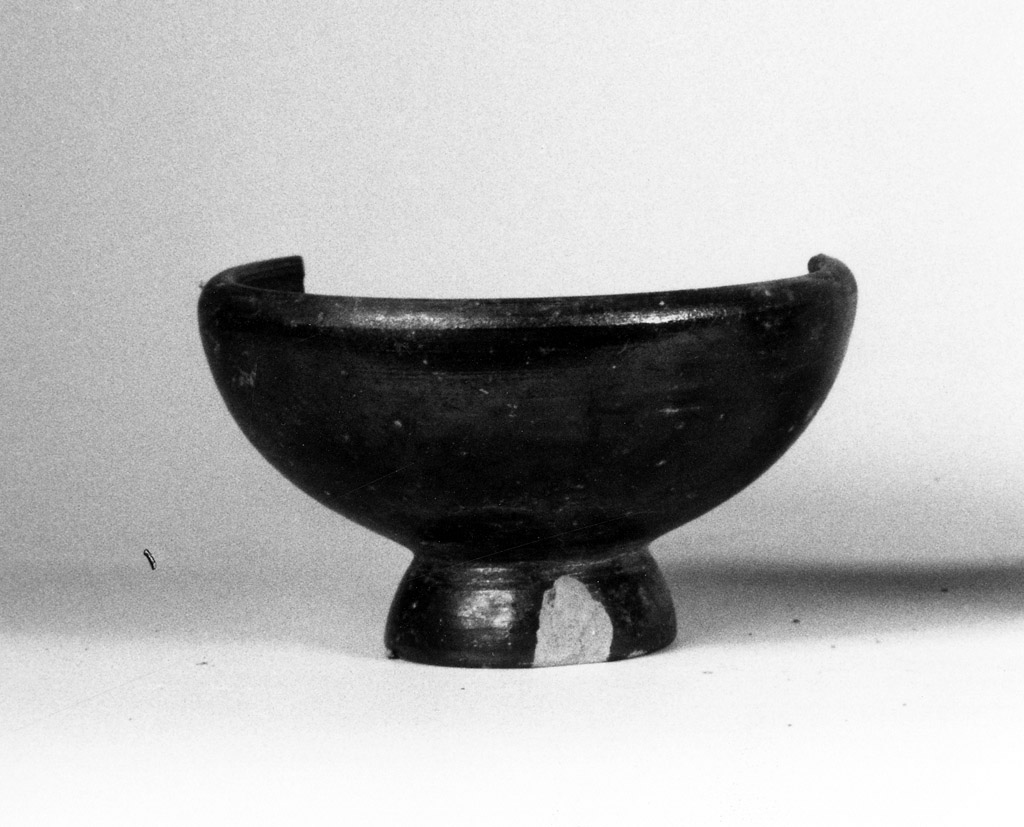 ciotola/ frammento - produzione apula (ultimo quarto sec. IV a.C)